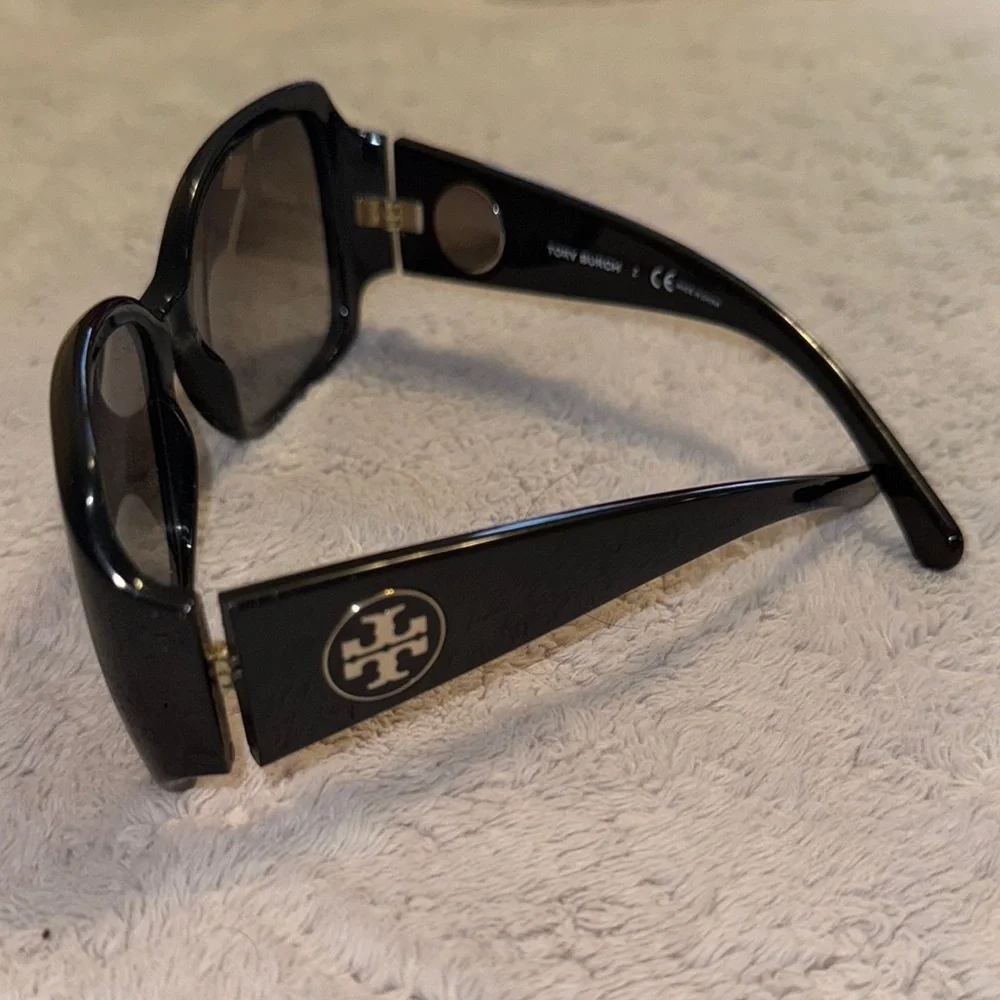 Tory Burch Black Sunglasses - Picture 4 of 5